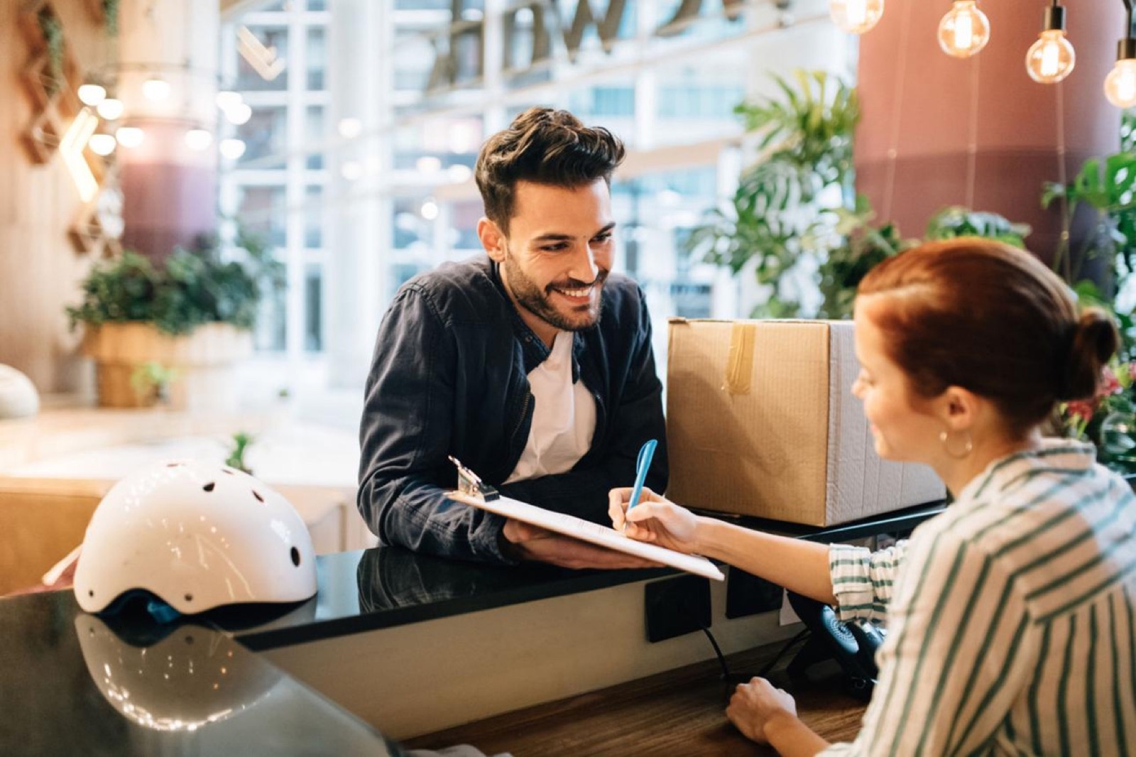 Client signant la réception d’un colis Arya