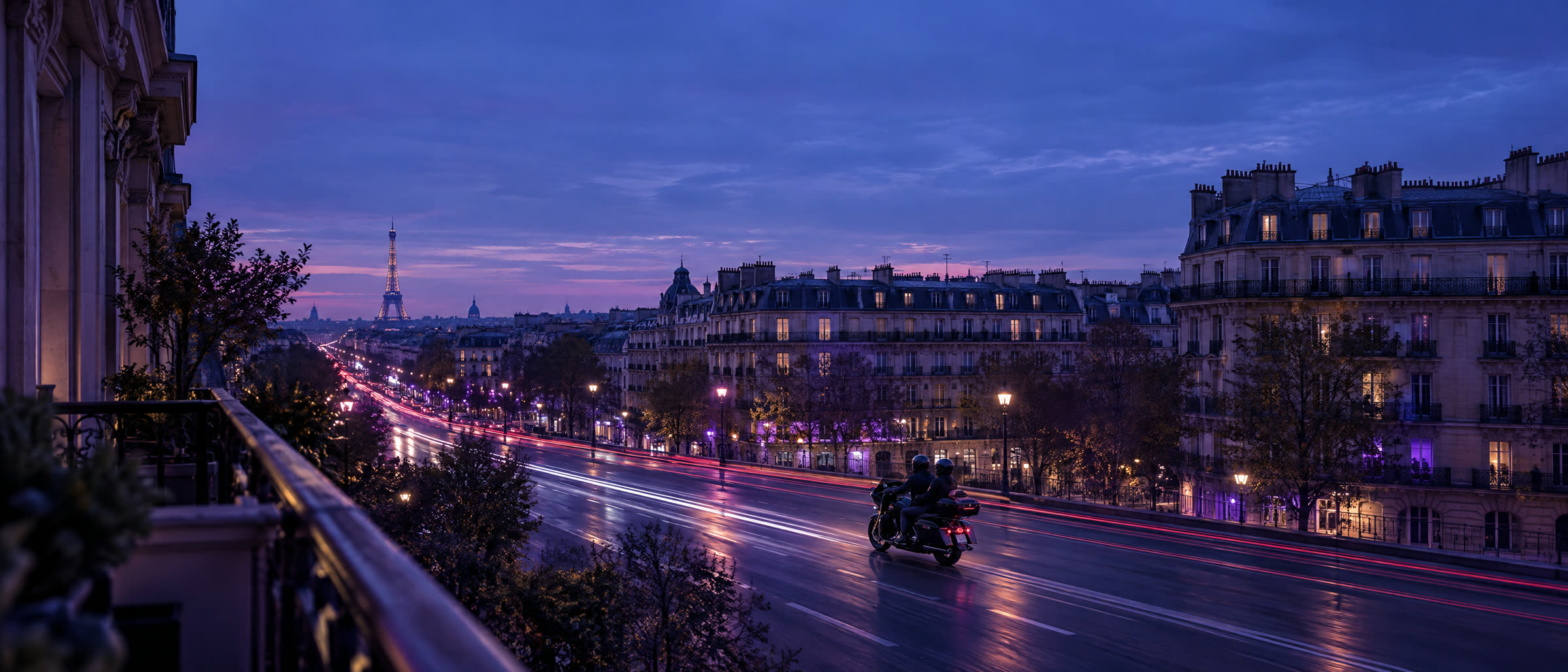 Un moto-taxi Arya et sa passagère sur un boulevard parisien à la nuit tombée