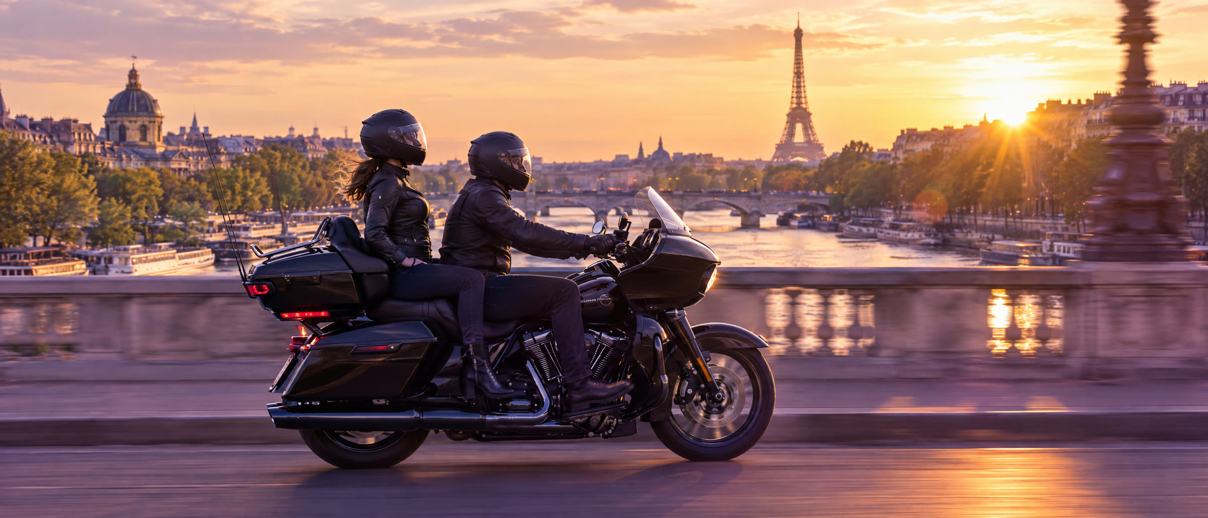 Un chauffeur Arya et sa passagère traversant la Seine en moto